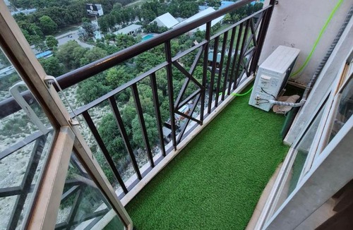 Auli Apartment | CozycoStays - 1BHK near LuLu, Medanta