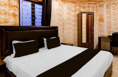 Sealdah Hotel | Creek Row