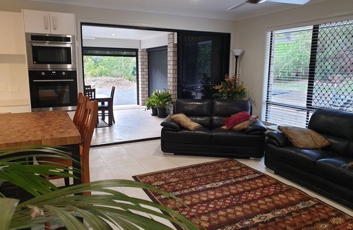 Peachester House | 'Daveron Bower' Sunshine Coast Hinterland Escape