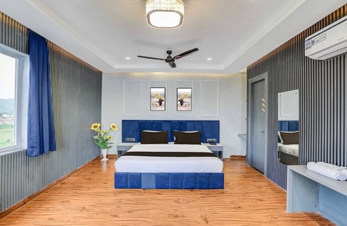 Kochi House | Deluxe King Clubhouse Vytilla Kochi