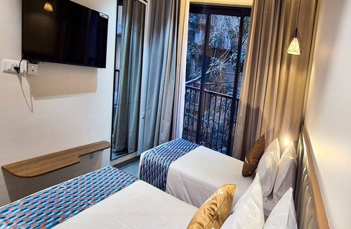 Gonda House | Deluxe King Room Palette Fairmont Gonda
