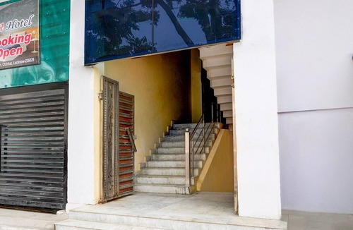 Indira Nagar House | Deluxe OYO Govind Vihar Matiyari Saffron