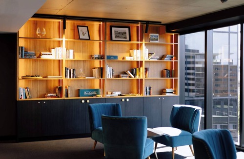 Newcastle Hotel | Deluxe Studio Apartment in CBD