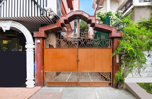 Sector 1 House | DeluxeHarry Guest House