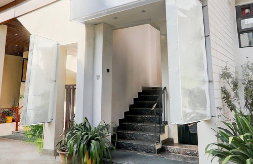 Indira Nagar House | Deluxevibrant Inn