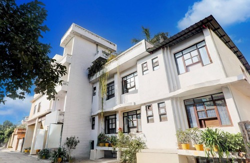 Indira Nagar House | DeluxeVibrant Inn