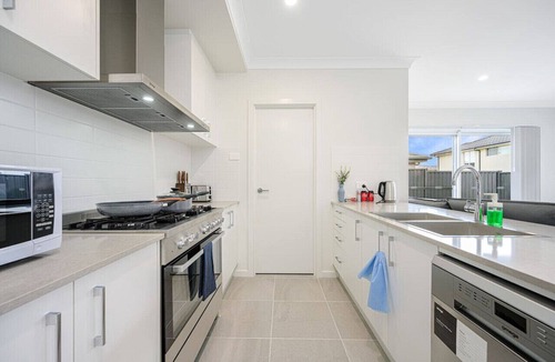 Denham Court House | Denham Court 4Br with Central AC & WiFi near Coles