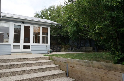 Queenscliff House | Dinghy's Rest in the heart of town