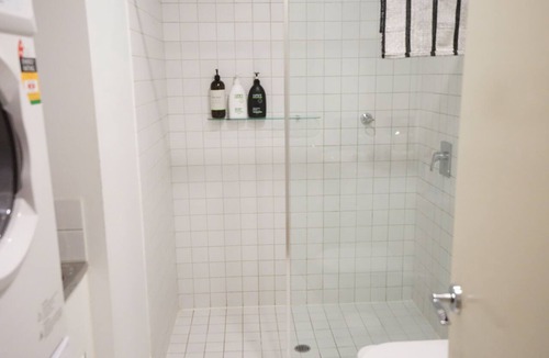 Adelaide Central Business District Apartment | East End CBD Apt-2 Queen beds+free secure parking+Netflix