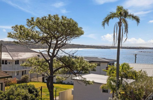Woolgoolga House | Echoes At Woolgoolga - Luxury Home, Pet Friendly, Walk to Cafes