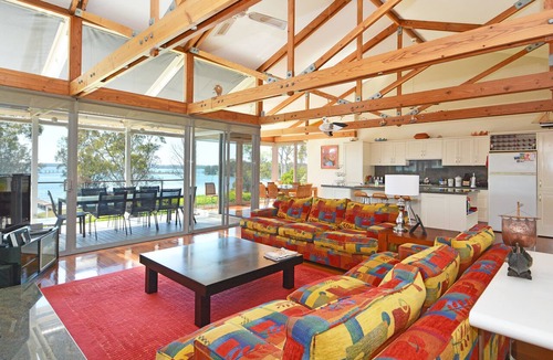 Morisset Park House | Edgewater Lakehouse at Morisset Memories