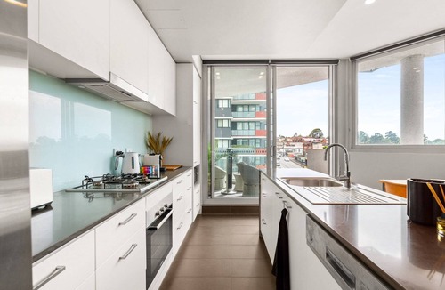 Canterbury Apartment | Elegant 1-Bed by Riverside Park & Amenities