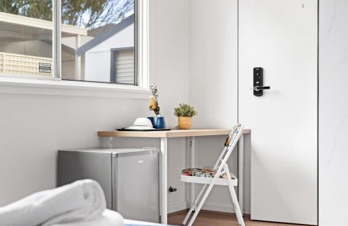 Botany House | Elegant Queen Room at Botany - Nearby Airport - Shared Bathroom