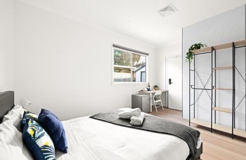 Botany House | Elegant Queen Room at Botany - Nearby Airport - Shared Bathroom