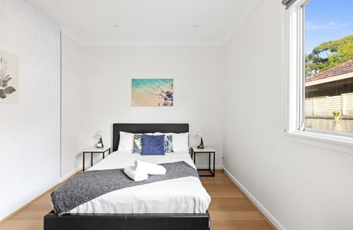 Botany House | Elegant Queen Room at Botany - Nearby Airport - Shared Bathroom