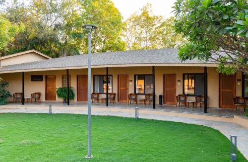 Igatpuri Villa | ELIVAAS Lush Villa 6BHK Pet-Friendly Villa with Pool, Jacuzzi, Gazebo & Garden