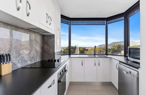Cairns North Apartment | Esplanade Views with Pool, CBD
