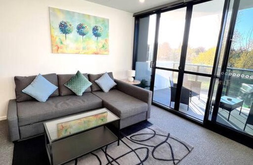 Phillip Apartment | Fab in Phillip - 2bd 2bth Apt - Close to CBR Hospital