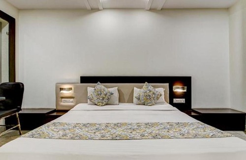 Bhopal Hotel | FabHotel CSFC