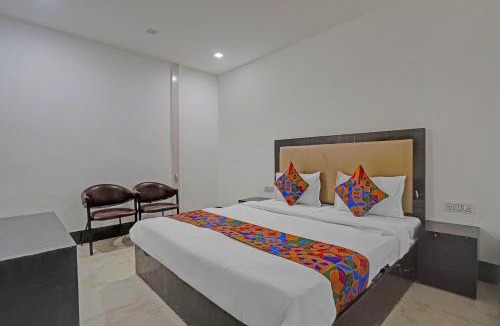 Kalkaji Hotel | FabHotel Red Apple II