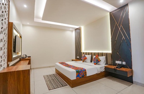 Noida Hotel | FabHotel Royale 116