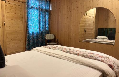 Dal Lake House | Favela Headrooms