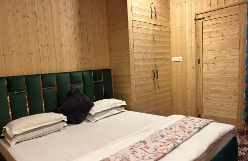Dal Lake House | Favela Headrooms