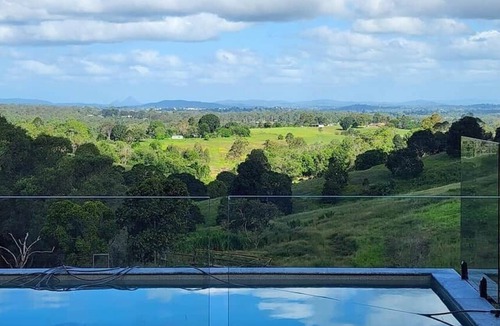 Chatsworth Apartment | Figtree Terraces with City Views!
