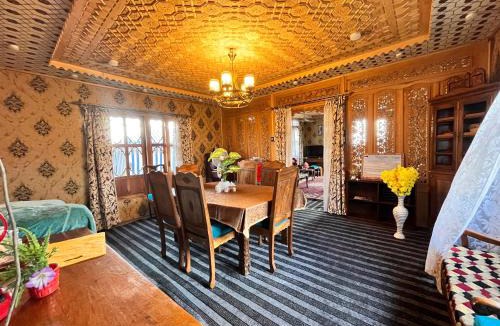 Dal Lake Hotel | Floating Shanghai Group Of Houseboats