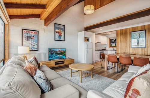 Hotham Heights Apartment | Fountains 3