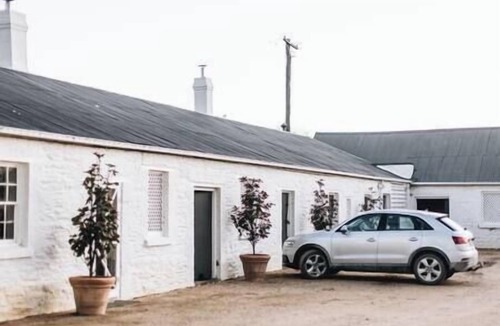 Primrose Valley Apartment | Foxlow Station Luxury Quarters - Historic Farmstay