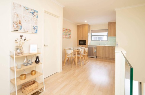 North Batemans Bay House | Generous 2-Bed Townhouse With A Private Balcony