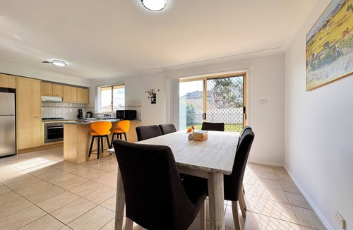 Glenmore Park House | Glenmore Park Family Holiday Home Sleeps 10 Near Blue Mountains, Penrith