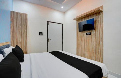 Varanasi Hotel | Goroomgo Vrrinda Residency Varanasi - Perfect location with comfortable Room