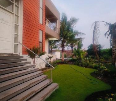 Ulhasnagar Villa | Green Courtyard Luxury Villa