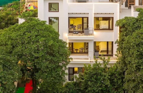 Sector 40 Apartment | Green Oasis , Spacious & Calm.