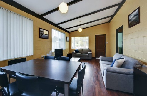 Hat Head Apartment | Ground floor 2 bedroom unit accommodating 6* Great Location*