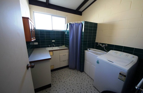 Hat Head Apartment | Ground floor 2 bedroom unit accommodating 6* Great Location*