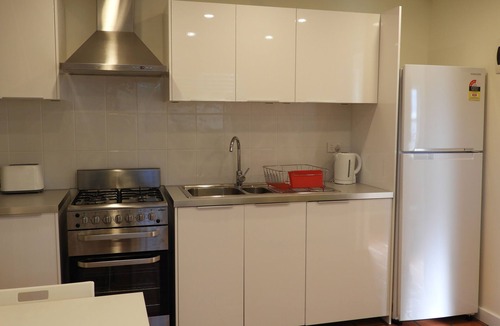 Canterbury House | Guesthouse with Pool & BBQ - 10 kms from CBD
