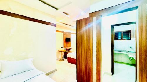 Thousand Lights Hotel | Half Moon Grand