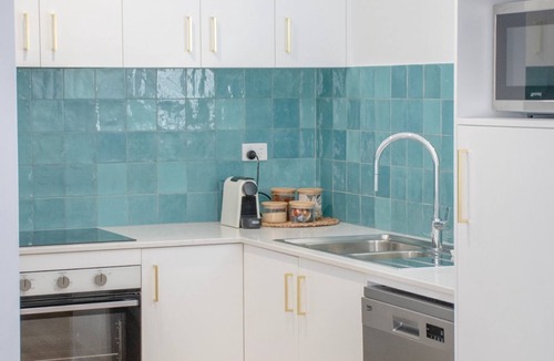 Middleton Beach Apartment | Hamptons style two-story 3 bed, 2 bath apartment located at the heart of Binalup