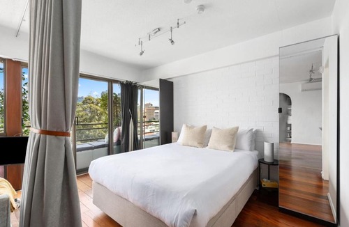 Potts Point Apartment | Harbour Horizon - Iconic Skyline Retreat with Pool