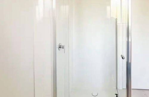 Shepparton South House | Harry's Place - Modern comfort near GV Health & Sports precinct