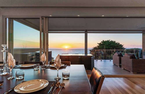 Mount Martha House | Hillside Luxe | Spa & Bay Views