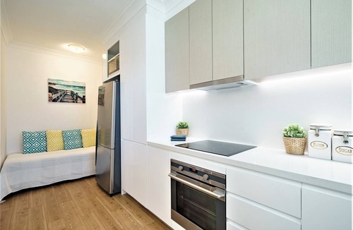 North Bondi Apartment | HolidayRento 2BR Bondi Beach with Air Con & Pool