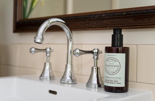Macedon Bed & Breakfast | Hollyhock