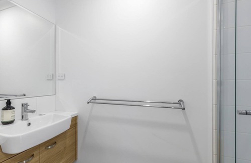 Anglesea House | Holmly 1 - Premium Position, Walk to Everything!