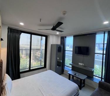 Surat Hotel | Hotel 7 Square