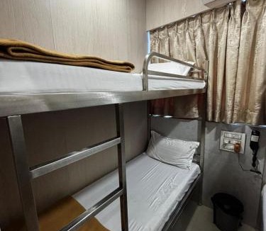 Jogeshwari East Hostel | Hotel Aman Dormitory