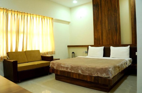 Rau Hotel | Hotel Anand Regent